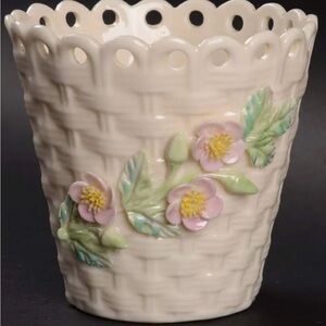 VTG BELLEEK IRELAND PORCELAIN STUNNING BASKET VASE ,HIGH RELIEF FLOWERS ,MARKED